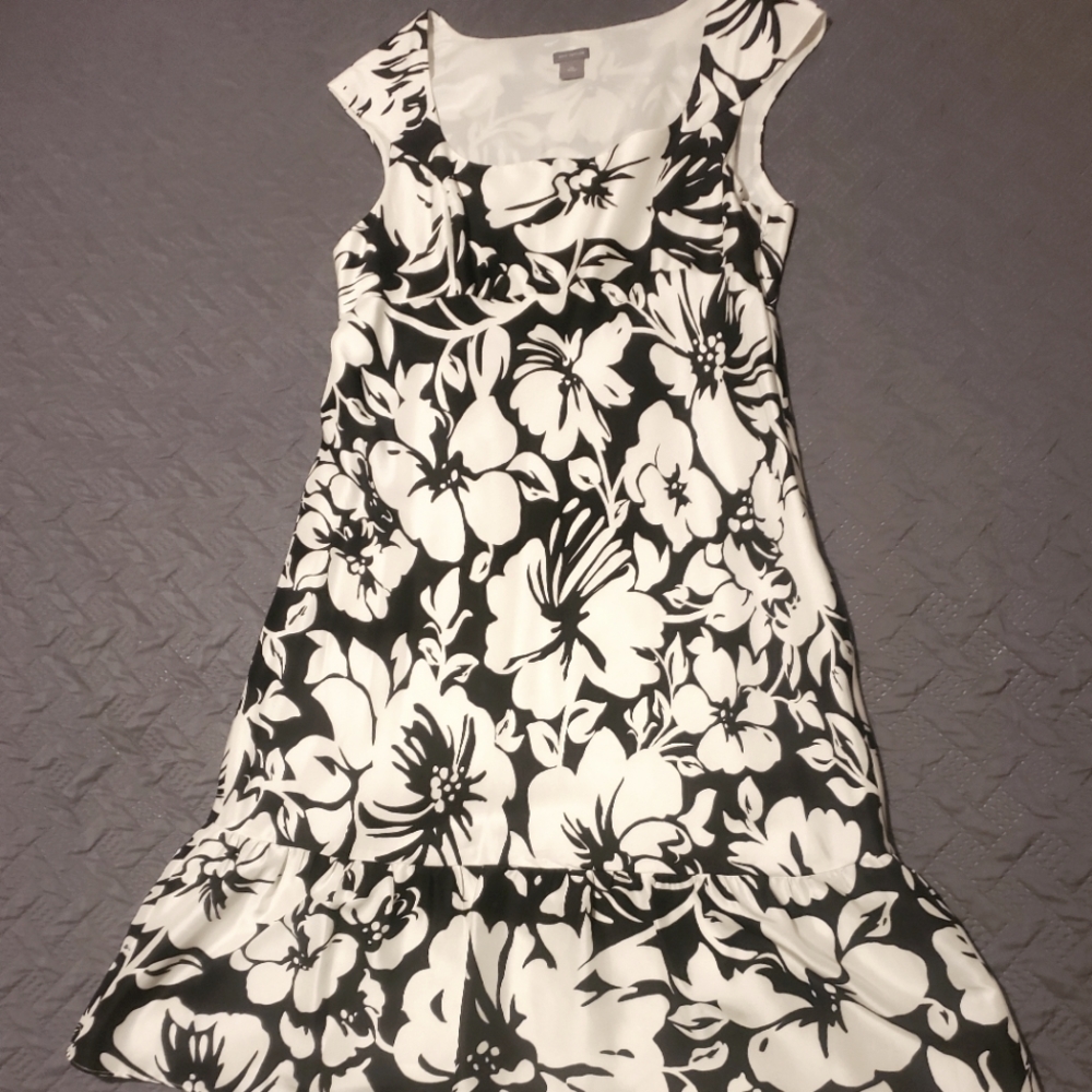 black and white flowered short sleeve dress